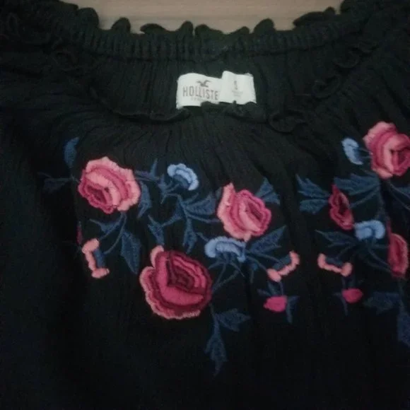 women's HOLLISTER off the shoulder TOP black EMBROIDERED FLOWERS size SMALL - Picture 2 of 8